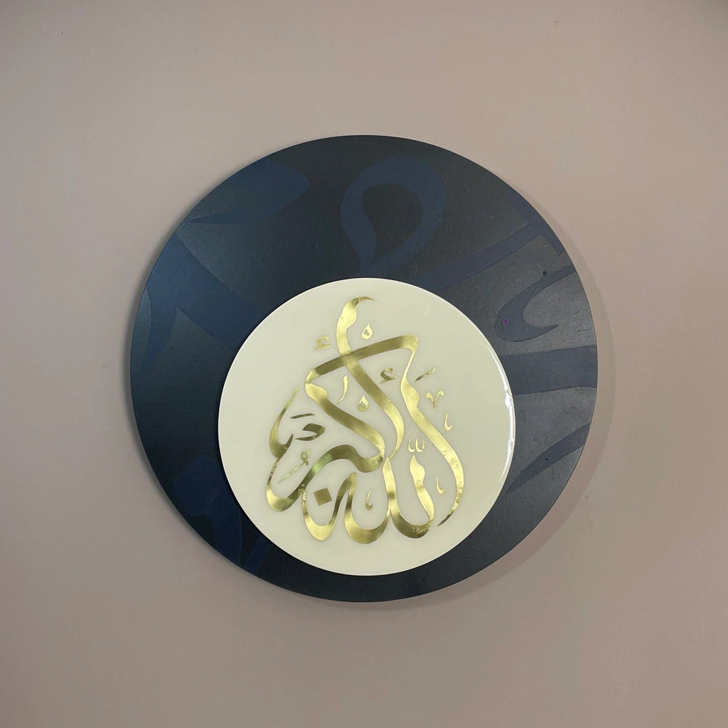 Wujud LILA, photographie réelle recadrée sur mur neutre